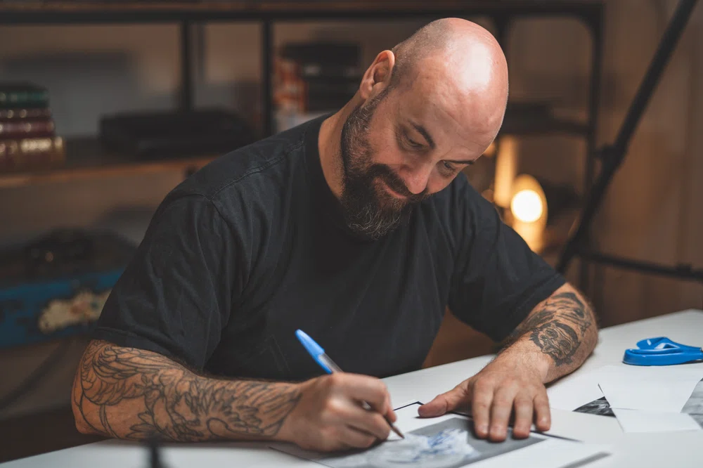 Artista de tatuagem Blackwork, Enric Rebollo, desenhando para sua formação de 10 Masters