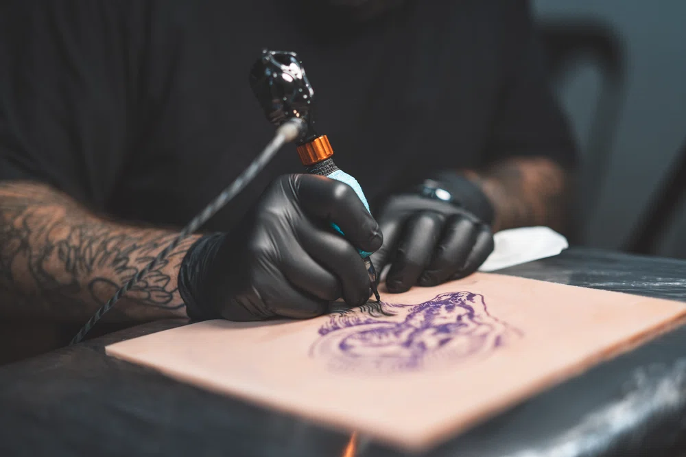 Tatuando no estilo Blackwork. Tatuagem em pele sintética. Formação para tatuadores