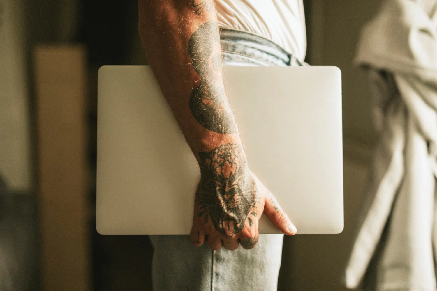 alternative-man-tattoo-laptop.jpg