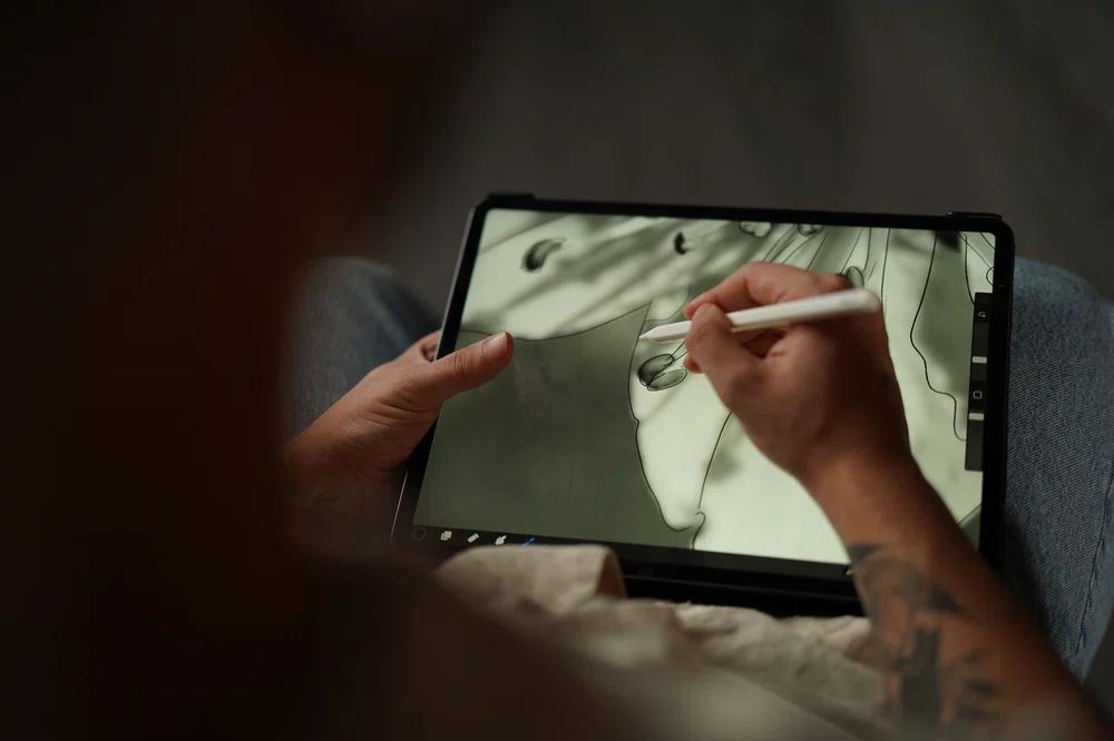 Artista de tatuagem desenhando em iPad