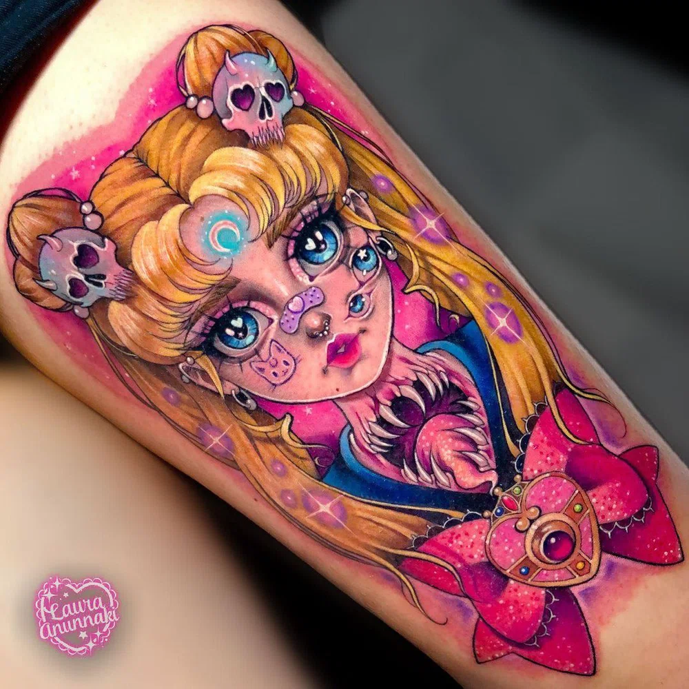 Tatuagem de anime colorida pela artista Laura Anunnaki.