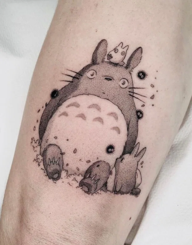 Tatuagem Totoro em preto e branco com agulha 3RL por Monlix.