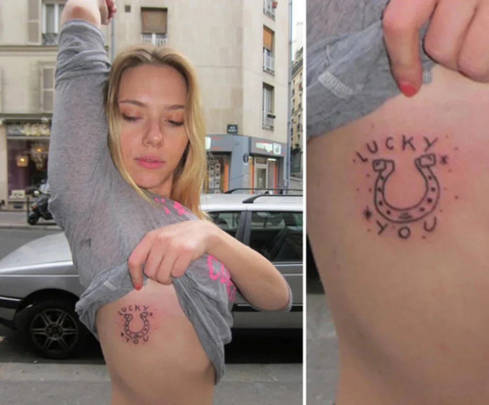 Tatuaje de Scarlett Johanson realizado por el grafitero y tatuador Fuzi. Tatuaje de una herradura intencionadamente imperfecta. Ignorant tattoo.