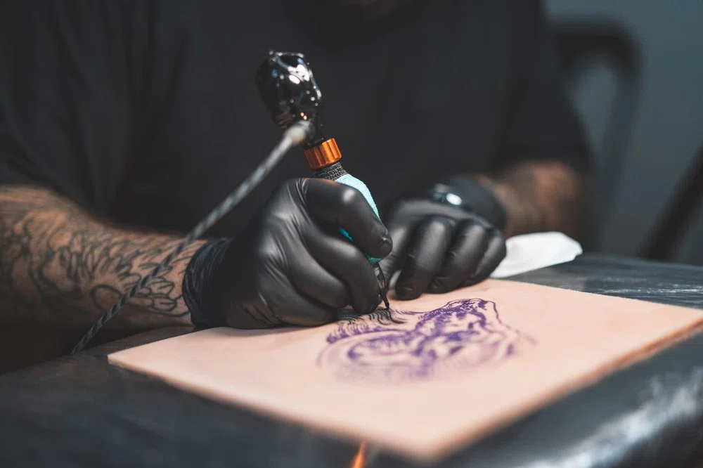 Usando máquina rotativa para tatuar